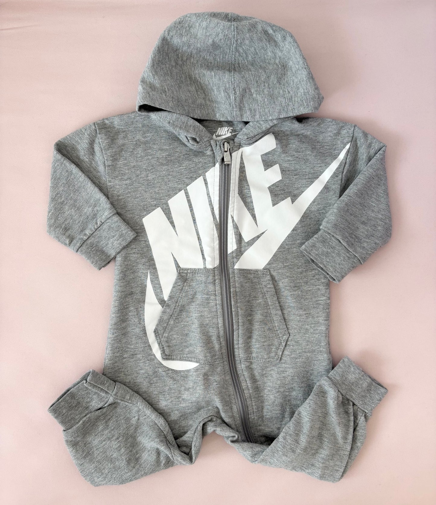 Une pièce Nike, 12 mois