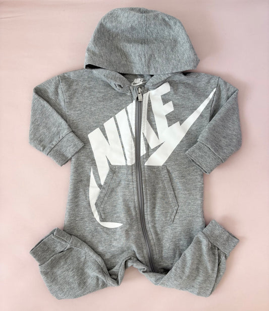 Une pièce Nike, 12 mois